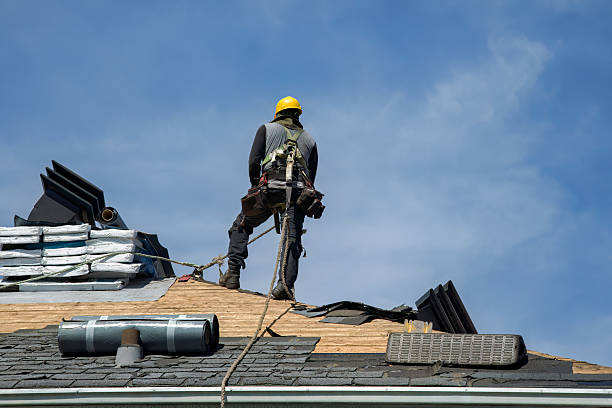 Professional Roofing technician working in Reedsport, OR